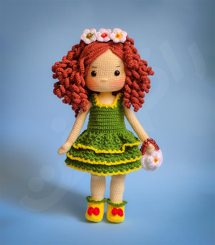 nila-curly-haired-fairy-knitted-doll عروسک بافتنی به اسم نیلا یک پری مو فرفری با سارافون سبز